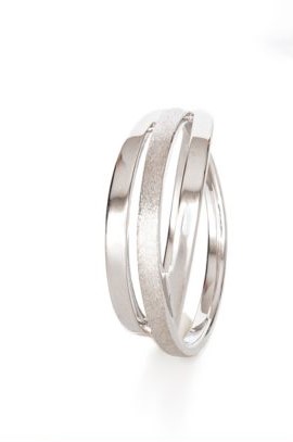 De Yo Design Move Ring maat 18,5 , modelnummer T1191/18, is een verfijnd en stijlvol sieraad voor elke gelegenheid. Deze ring valt onder de categorie "JEWEL" en heeft een juweelgrootte van 18, wat betekent dat hij ontworpen is om comfortabel om de vinger te passen zonder in te boeten op elegantie. 

Deze ring is perfect voor degenen die een subtiel maar modieus accent aan hun outfit willen toevoegen. Gemaakt met aandacht voor detail en vakmanschap, straalt de Move Ring zowel een moderne als tijdloze charme uit. Het veelzijdige ontwerp maakt het mogelijk om de ring zowel casual als tijdens formele gelegenheden te dragen.

De beste manier om de Yo Design Move Ring te dragen is door hem te combineren met andere minimalistische sieraden, zodat hij zijn unieke uitstraling behoudt zonder overstemd te worden. Daarnaast laat het dragen van de ring aan de ringvinger of wijsvinger de verfijnde details het beste tot hun recht komen. Voeg deze prachtige accessoire toe aan je collectie voor een stijlvolle finishing touch.