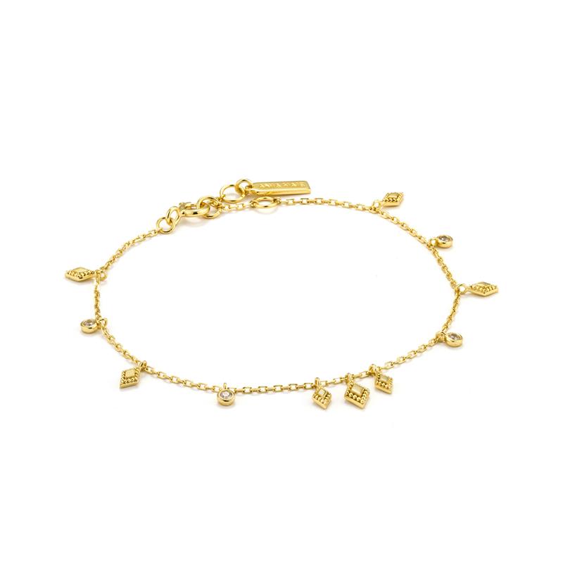 Deze Bohemia Bracelet/Armband behoort tot de Bohemian Dream Deze armband is gemaakt van 925 sterling zilver, de allerbeste kwaliteit zilver, met een goldplated finish dat mooi glanst. Deze armband bestaat uit meerdere slanke schakels die fijntjes op elkaar aansluiten en die samen een stijlvol geheel vormen, met meerdere kleine bedelhangers ter decoratie. Aan de achterkant zit een handige karabijnsluiting, waardoor u deze armband gemakkelijk om- en afdoet. De armband heeft een lengte van 16,5cm en kan verlengd worden tot een maximale draaglengte van 18,5cm dankzij het verlengstukje.