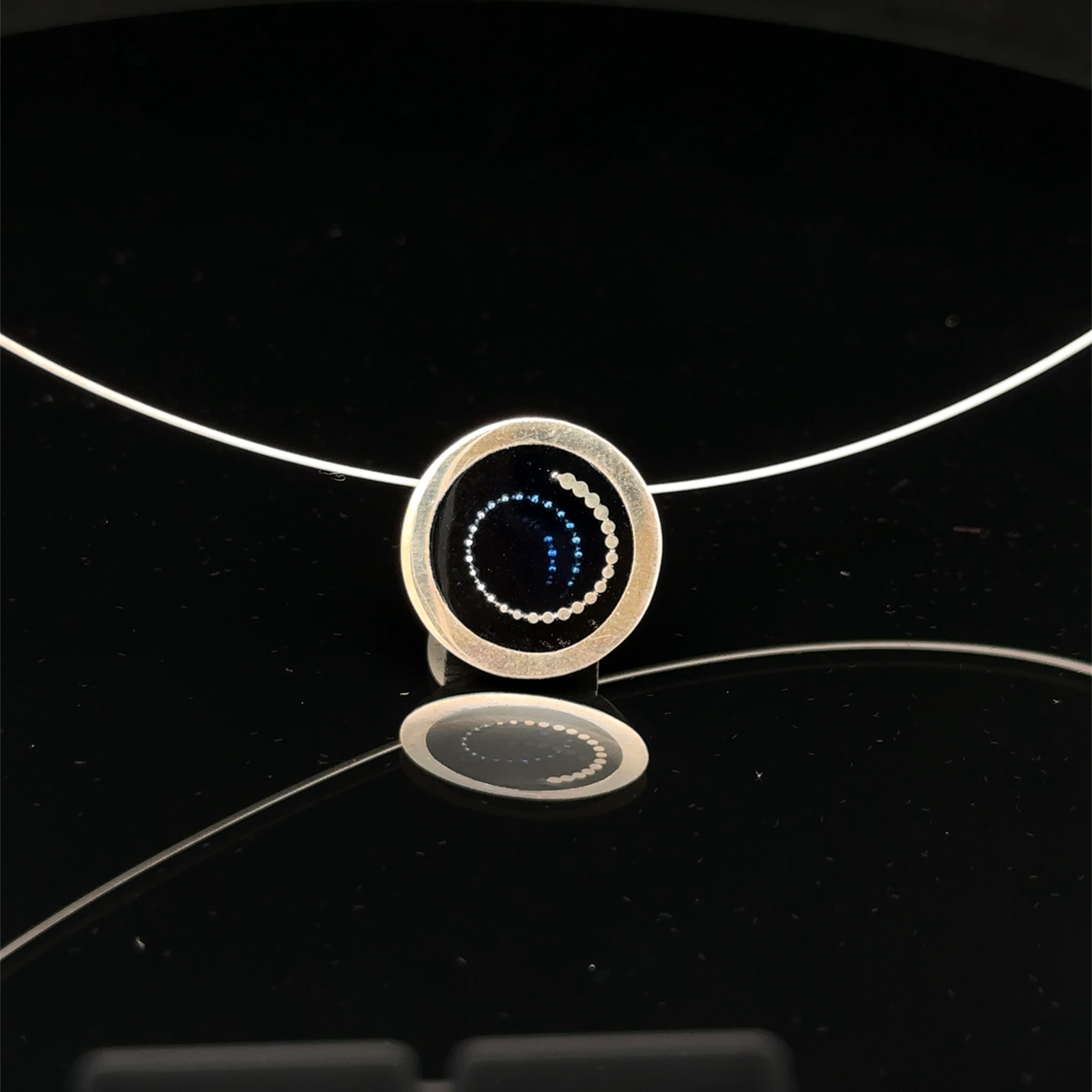 Dieser exquisite Anhänger kombiniert modernes Design mit zeitloser Eleganz. Die harmonischen Farben und die filigrane Verarbeitung machen ihn zu einem perfekten Accessoire für jeden Anlass. Tragen Sie ihn allein oder kombinieren Sie ihn mit anderen Schmuckstücken für einen individuellen Look.e