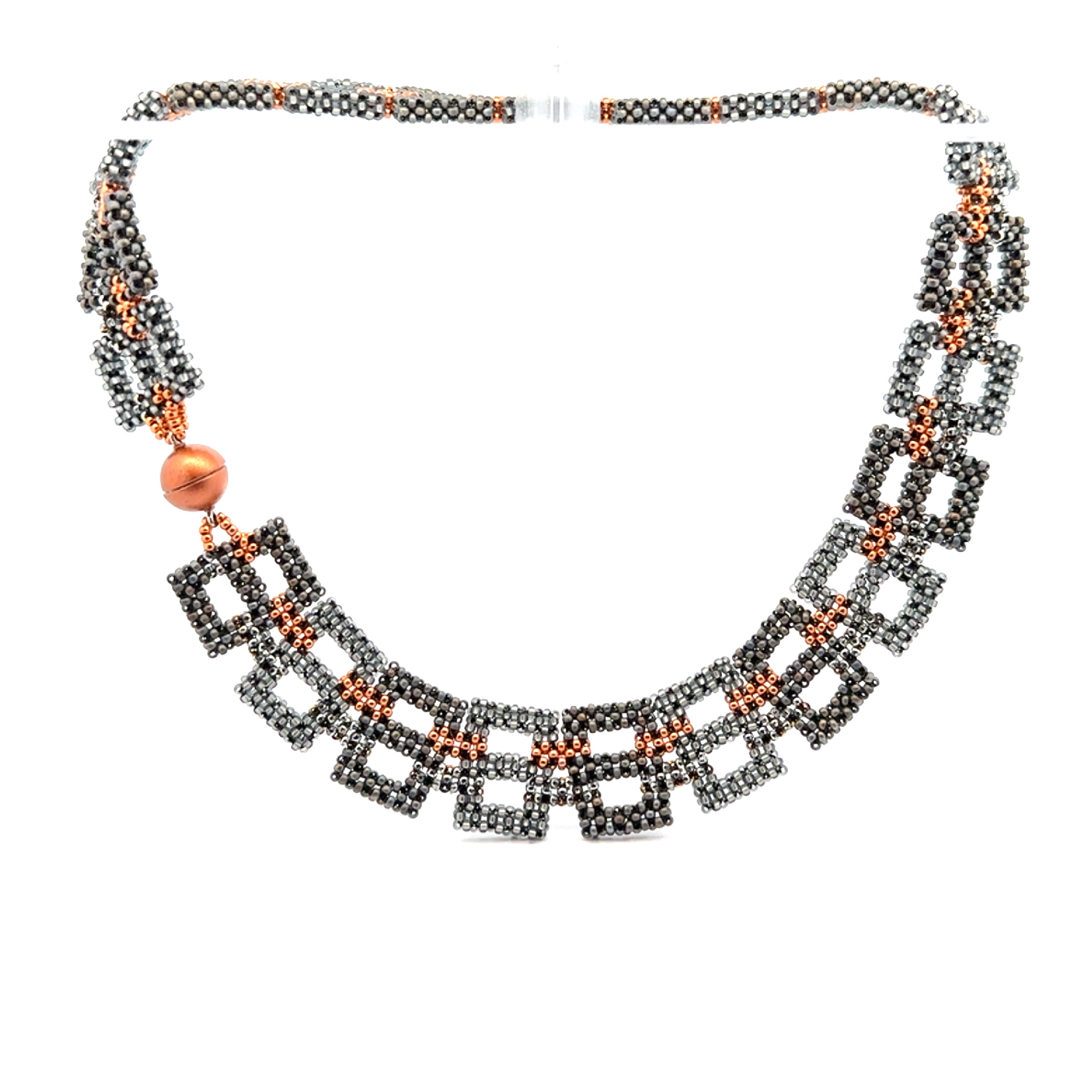 Diese exquisite Halskette besticht durch ihr einzigartiges geometrisches Design. Die Kombination aus schwarzen und kupferfarbenen Elementen verleiht ihr einen modernen und stilvollen Look, der perfekt für besondere Anlässe ist. Tragen Sie diese Kette, um jedem Outfit einen Hauch von Eleganz zu verleihen.