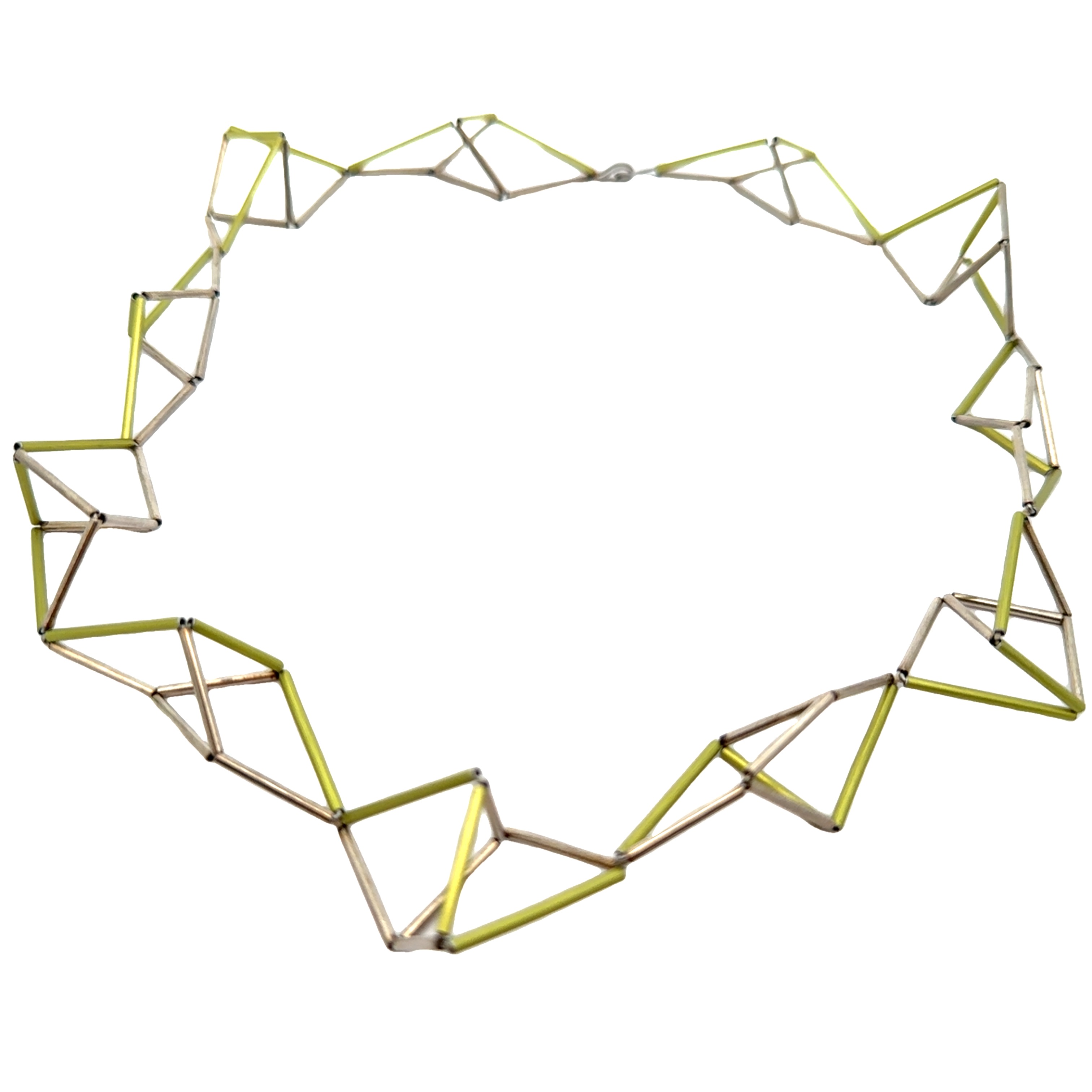 Diese atemberaubende Halskette kombiniert modernes Design mit geometrischen Formen. Die harmonische Anordnung der Elemente verleiht jedem Outfit einen Hauch von Eleganz und Stil. Perfekt für besondere Anlässe oder den Alltag.