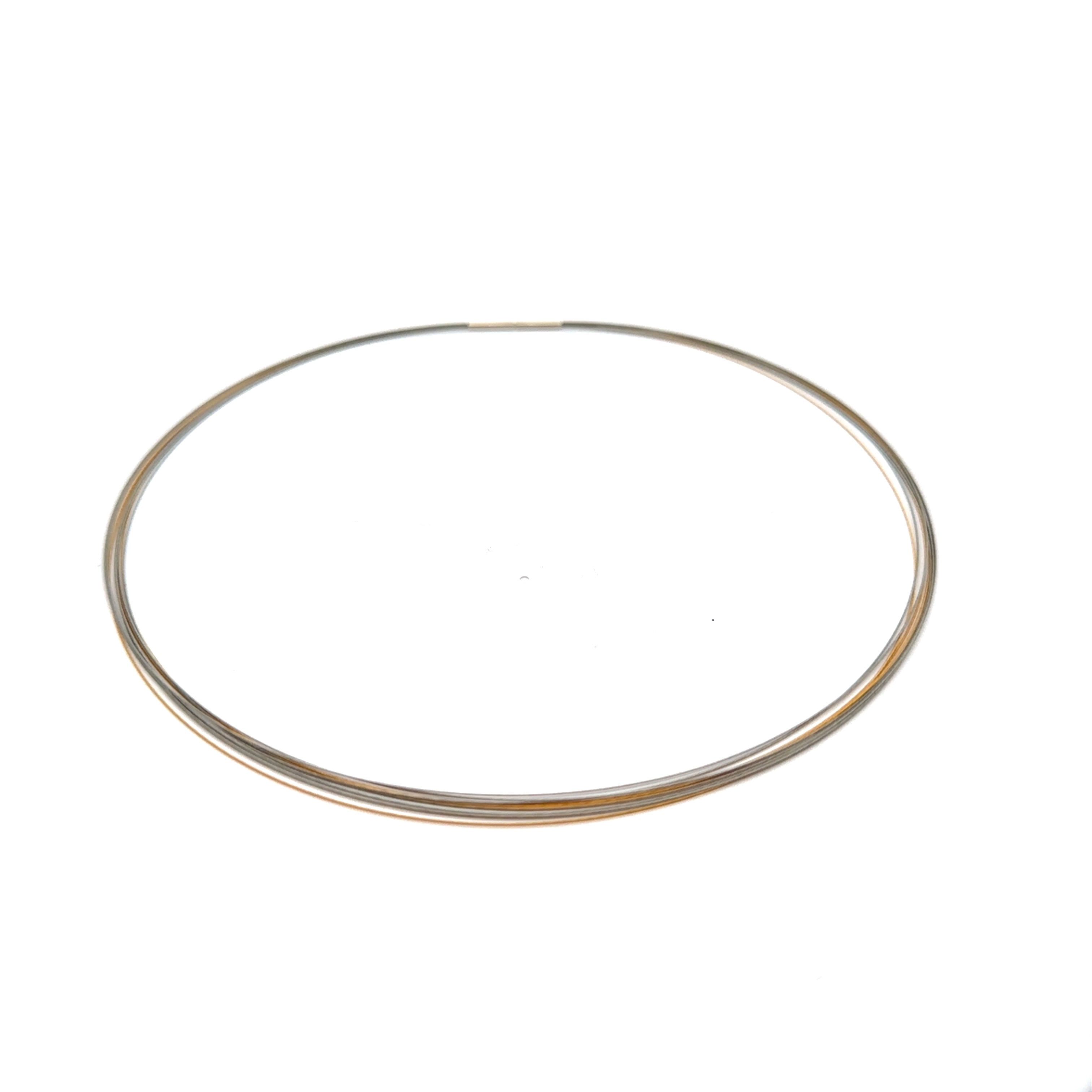 Der Seilecollier Bicolor 42cm ist ein universelles Basic, Hergestellt in einem stilvollen zweifarbigen Design, verleiht es jedem Outfit einen Hauch von Raffinesse. Am besten getragen über einem schlichten Top oder Kleid, um das elegante Design besonders hervorzubringen. Perfekt für besondere Anlässe oder als exklusives Alltagsaccessoire.