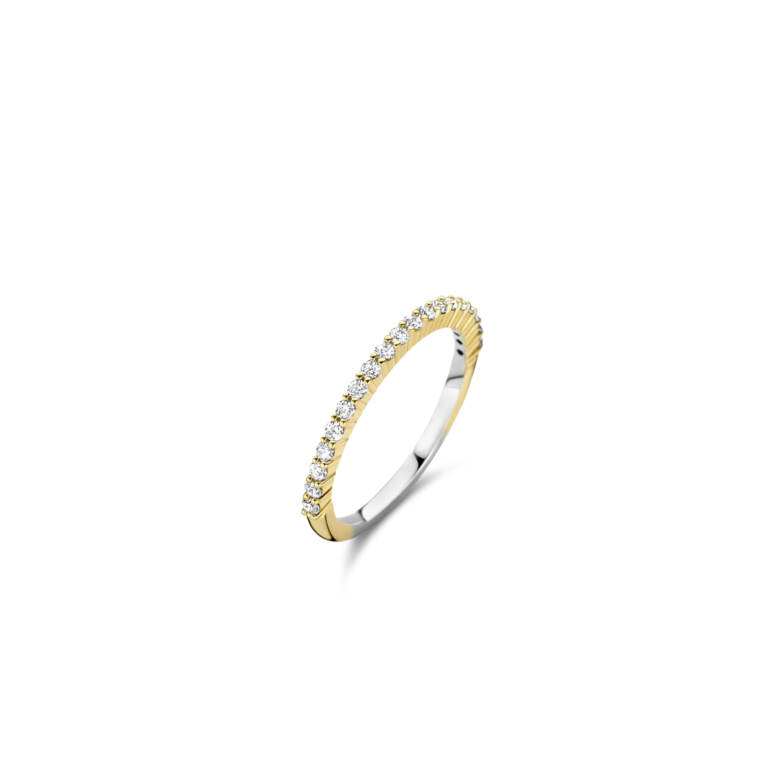 Het pronkstuk van deze TI SENTO vergulde zilveren ring 12268ZY zijn de glinsterende witte cubic zirconia stenen. De ring is gemaakt van 925 sterling zilver. Mix het met andere vergulde of zilveren ringen en creëer jouw unieke look.