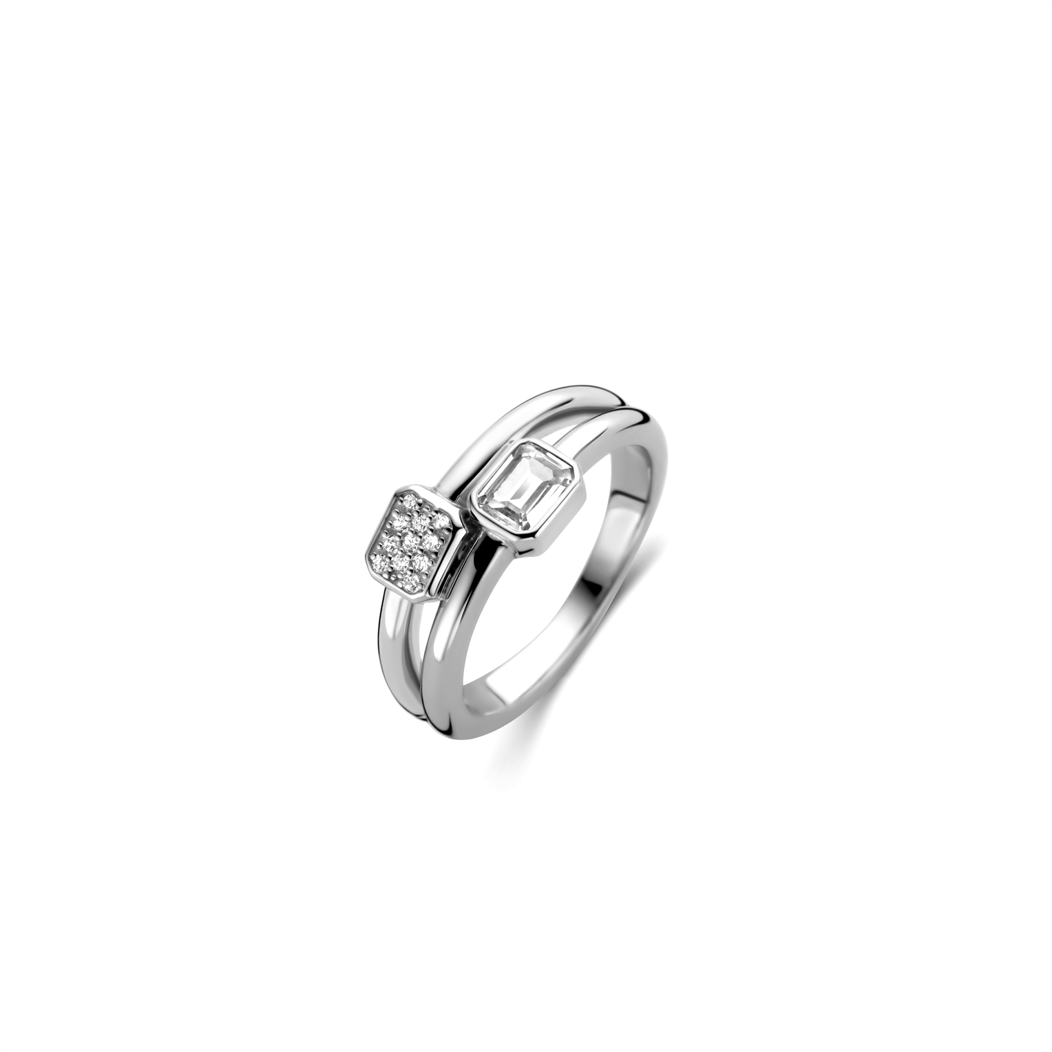 Deze TI SENTO – Milano gold-plated zilveren ring 12275ZI bestaat uit twee samengesmolten ringen. Een van de ringen pronkt met een witte cubic zirconia, handgezet in een gold-plated zetting en de andere ring is gedecoreerd met een pavé van witte cubic zirconia steentjes.