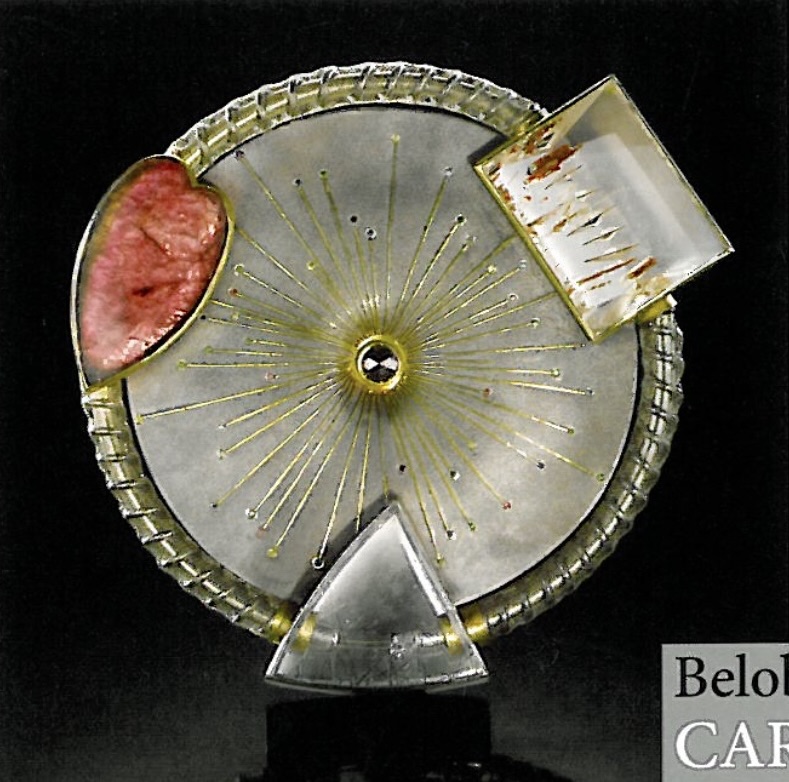 Pr&auml;mierte Wettbewerbsarbeit
Deutscher Schmuck- und Edelsteinpreis 2008

ANH&Auml;NGERSCHMUCK AUS GOLD, SILBER, TURMALIN,
TURMALINQUARZ, RUTILQUARZ, DIAMANTEN UND TANSANITEN
Die Jury lobte bei dieser Wettbewerbsarbeit neben der handwerklich perfekten Ausf&uuml;hrung den au&szlig;ergew&ouml;hnlichen Blickwinkel und die anspruchsvolle Auseinandersetzung mit dem gestellten Wettbewerbsthema &bdquo;Spuren". Der Preistr&auml;ger erl&auml;utert hierzu: In diesen Tagen sind Wissenschaftler auf der Suche nach Spuren allen Ursprungs. Im j&uuml;ngst in Betrieb gegangenen Teilchenbeschleuniger CERN in Genf sollen die kleinsten uns bisher bekannten Teilchen ihre Spuren hinterlassen. Spuren, die uns verraten sollen, woher
wir kommen und wohin es gehen k&ouml;nnte. Was wird wohl alles passieren, wenn zwei Atomkerne mit Lichtgeschwindigkeit aufeinanderprallen? Schenken wir den Gelehrten Glauben, dann wird das ein wunderbarer Moment, vielleicht gibt es aber auch einen Augenblick, in dem sie besser auf ihr Herz als auf ihre Instrumente h&ouml;ren, damit sie nicht in ein schwarzes Loch fallen..." Die Jury, die von der hohen Symbolkraft dieser Arbeit begeistert war, entschied mit Stimmenmehrheit.

Durchmesser des Objekts: ca 12cm
