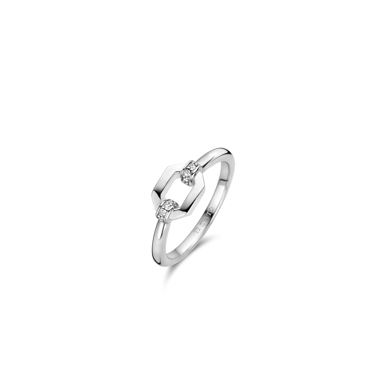 Deze zilveren TI SENTO ring 12300ZI heeft een geometrisch middenstuk met details van een zirconia pavé. Dit luxueuze en minimalistische ontwerp voegt een vleugje verfijning toe aan je outfit voor iedere gelegenheid. De ring is gemaakt van de hoogste kwaliteit 925 sterling zilver en vervolgens geplateerd met kostbaar platina om het te beschermen en te laten stralen. Uplevel je look met de tijdloze zilveren magie van deze ring. De ring is volledig nikkelvrij en hypoallergeen.