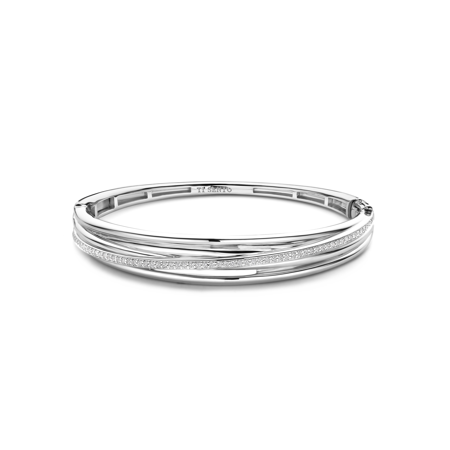Deze Zilveren Ti Sento Spang armband is versierd met sprankelende zirkonia stenen, waardoor het een elegante en chique uitstraling heeft. De armband kan alleen gedragen worden voor een subtiele look of gecombineerd worden met andere armbanden voor een meer gedurfde en trendy stijl. De beste manier om dit prachtige sieraad te dragen is om het te combineren met je favoriete outfit voor een vleugje glam.