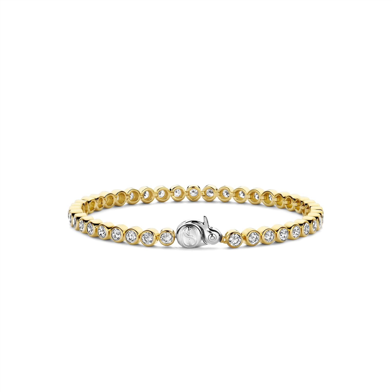 Deze vergulde TI SENTO tennisarmband 2842ZY heeft een reeks ronde zirkonia's die sierlijk zijn geplaatst in een stralende geelvergulde zetting. Elke zirkonia steen weerspiegelt de essentie van ingetogen glamour. Gemaakt van eersteklas 925 sterling zilver, straalt de geelgouden plating luxe en glans uit. Dit iconische sieraad doorstaat de tand des tijds. Draag deze stralende tennisarmband als een symbool van verfijnde luxe, perfect voor zowel chique gelegenheden als voor het verrijken van de alledaagse elegantie. Omarm de schittering van de zirkonia en de luxe van de geelvergulde zetting in dit tijdloze iconische sieraad dat moeiteloos een vleugje verfijning toevoegt aan elk ensemble. Draag hem alleen om hem in de spotlight te zetten of combineer hem met andere armbanden om je eigen prachtige armparty te creëren. 