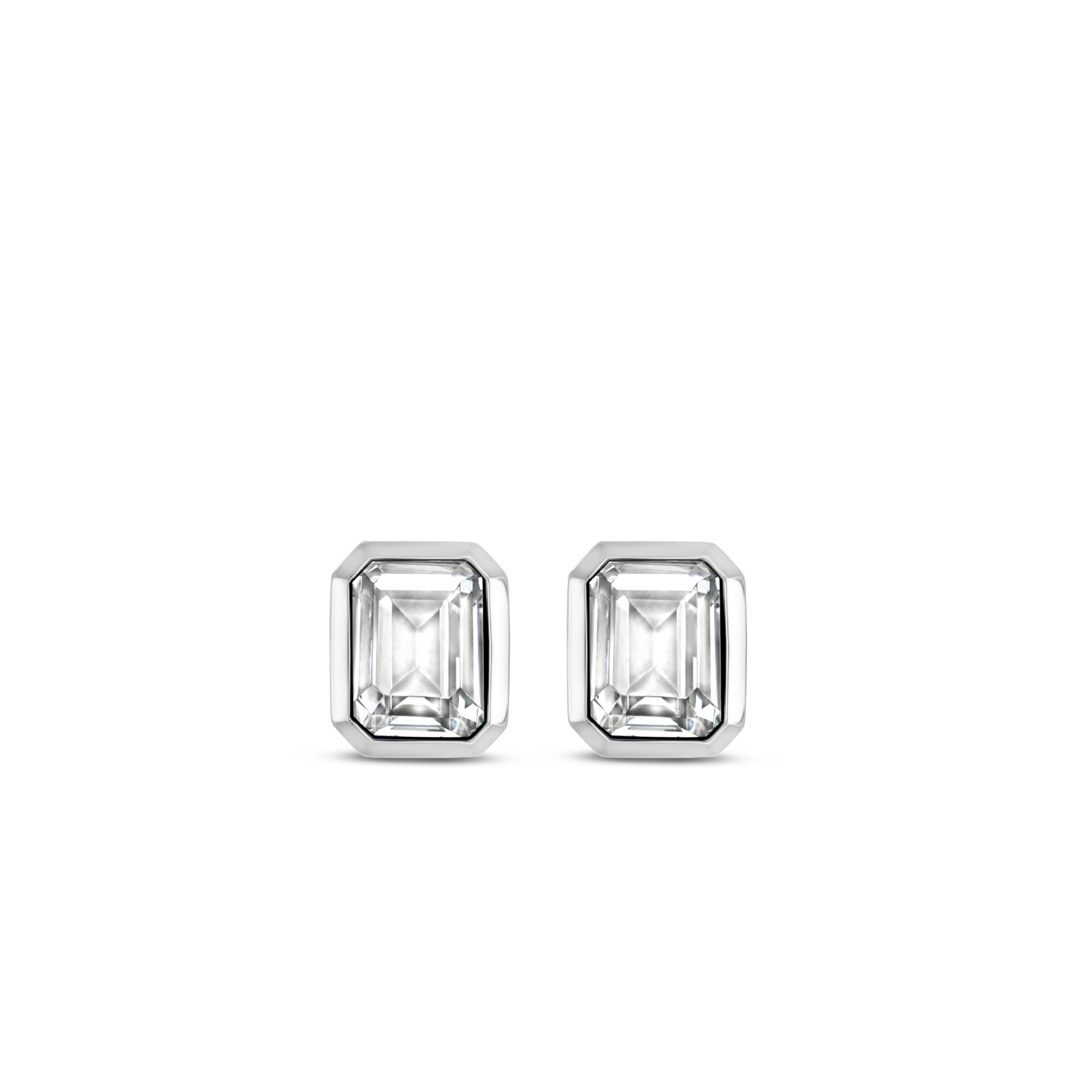 Deze TI SENTO – Milano zilveren studs oorbellen 7893ZI zijn gedecoreerd met een witte cubic zirconia steen, handgezet in een zilveren zetting. De ring is gemaakt van 925 sterling zilver en gecoat met een stevige laag rhodium