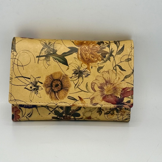 De BearDesign Sweety portemonnee Flower Print (modelnummer CP 5066 FLOWER PRINT) is een stijlvolle accessoire met een bloemendessin.  Perfect om dagelijks te gebruiken voor al je essentials. Draag het in een handtas of als handaccessoire voor een modieuze look. Het compacte formaat maakt het ideaal voor elk uitje.
