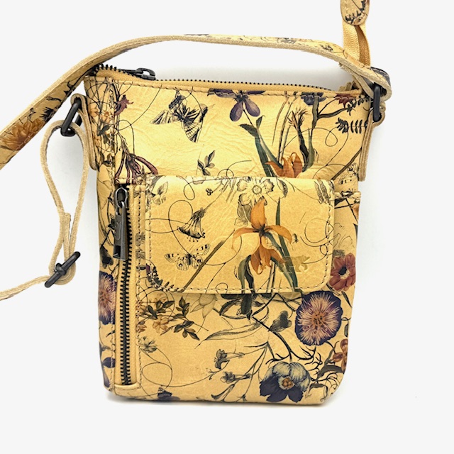 De BearDesign Davide schoudertas met modelnummer CP 2327 in Flower Print is een stijlvolle crossbody tas in de categorie tassen. Ideaal voor dagelijks gebruik, biedt deze tas zowel gemak als fashion. Draag hem schuin over je lichaam voor een comfortabele en trendy look die je handen vrij houdt. Perfect voor elke gelegenheid.
Laat de zomer maar komen.

Afmetingen:
Hoogte 20cm x breed 16cm x diep 2cm