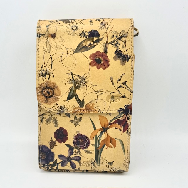 De BearDesign Robbie 2.0 Flower Print CP 2650 is een stijlvolle crossbody tas. Deze tas combineert praktisch gebruiksgemak met een opvallend bloemenprintontwerp. Gemaakt voor dagelijks gebruik, biedt het voldoende ruimte voor je persoonlijke eigendommen. Draag de tas diagonaal over je lichaam voor een casual en trendy look, ideaal voor elke gelegenheid.
De Robbie is ook d.m.v. een lus aan de riem te dragen.

Afmetingen:
Hoogte 21cm x breed 13cm x diep5cm
