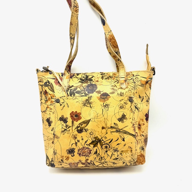 De BearDesign Josephine Flower Print, modelnummer CP 2782, is een stijlvolle schoudertas met een opvallende bloemenprint. Deze tas is perfect voor dagelijks gebruik en biedt voldoende ruimte voor al je benodigdheden. Combineer hem met een casual outfit of een chique ensemble voor een verfijnde look. Een must-have accessoire voor elke modieuze garderobe!

Afmetingen:
Hoogte  22cm x breed 21cm x diep 9cm