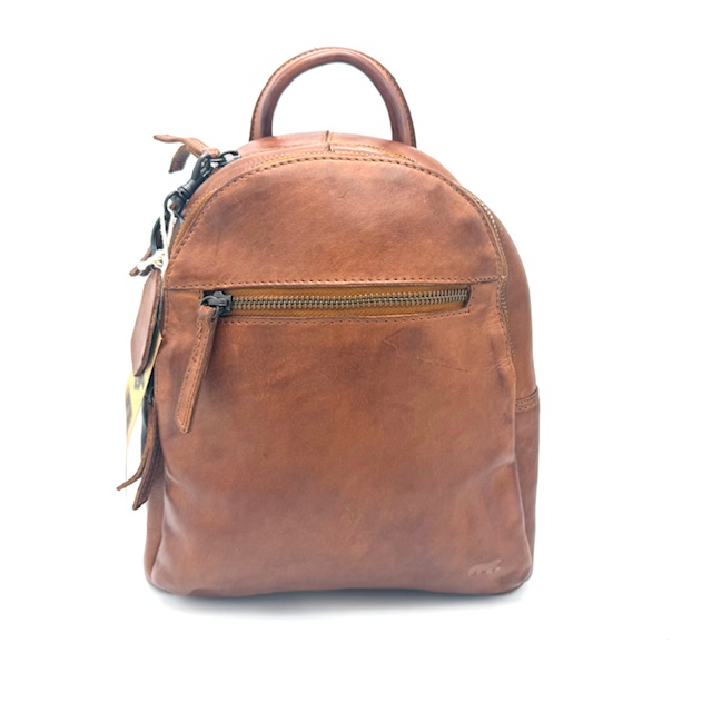 Bear Design Kim Rugtas Cognac – Model CL 44360 – Stijlvolle Leren Rugzak voor Elke Dag

De BearDesign Kim rugtas CL 44360 in Cognac is een stijlvolle én praktische rugzak, perfect voor dagelijks gebruik. Gemaakt van hoogwaardig leer in een warme cognac kleur, straalt deze rugtas kwaliteit en vakmanschap uit – precies wat je mag verwachten van het merk Bear Design.

Deze leren rugzak valt onder de categorie damesrugzakken, maar is dankzij het tijdloze design ook unisex te dragen. De tas is voorzien van verstelbare schouderbanden voor optimaal draagcomfort en een perfecte pasvorm, of je nu onderweg bent naar je werk, een dagje uit plant of op reis gaat.

Belangrijkste kenmerken:

Merk: Bear Design

Model: Kim – CL 44360 Cognac

Type: Rugtas / rugzak

Materiaal: Hoogwaardig leer

Kleur: Cognac

Sluiting: Ritssluiting

Verstelbare schouderbanden

Stijlvol en functioneel ontwerp

Afmetingen:

Hoogte: 26 cm

Breedte: 23 cm

Diepte: 9 cm

Deze leren Bear Design rugzak combineert comfort, stijl en functionaliteit in één compact ontwerp. Een ideale keuze voor wie op zoek is naar een duurzame en modieuze tas voor dagelijks gebruik.