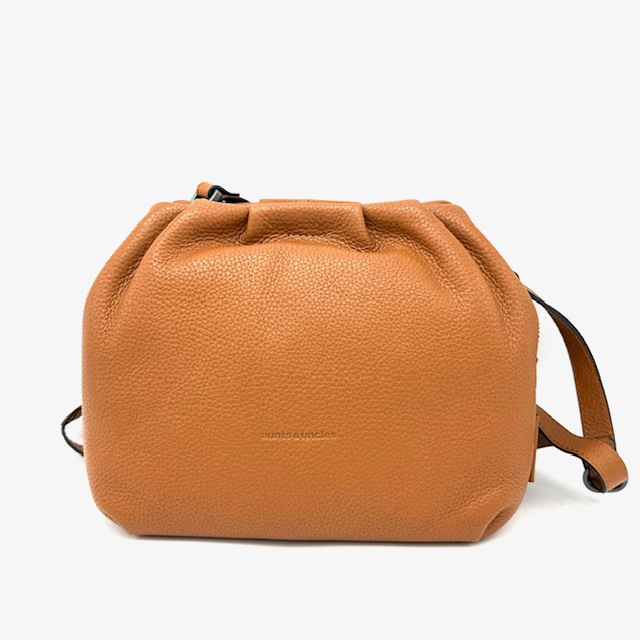 De A&U Philocalist Honey crossbody in Caramel, modelnummer 40853-1, biedt stijl en functionaliteit. Deze crossbody tas is ideaal voor dagelijks gebruik en zorgt voor gemakkelijke toegang tot je essentials. Draag hem over je schouder of schuin over je lichaam voor een trendy en handsfree look. Een must-have accessoire voor elke tascollectie.

Hoogte 23.5cm x breed 20cm x diep 10cm