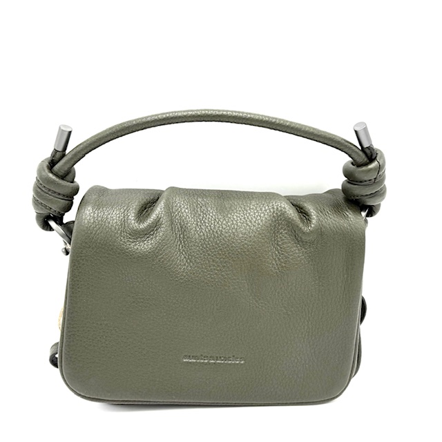 De A&U Philocalist Twinkle crossbody in Ivy Green, modelnummer 40851-19, behoort tot de categorie tassen en is een crossbodytas. Ideaal voor dagelijks gebruik, biedt deze tas stijl en gemak. Draag hem schuin over je lichaam voor een casual look of over één schouder voor een stijlvolle, verfijnde uitstraling. Perfect voor avonturen onderweg!

Afmetingen:
Hoogte 14cm x breed 19cm x diep 5cm