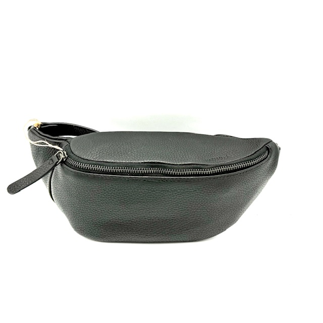 De A&U Philocalist Good Karma heuptas Moonless Night, modelnummer 40850-0, is een stijlvolle en veelzijdige tas. Met eigenschappen zoals een gemakkelijke toegang tot uw benodigdheden en een compacte gelaagde opbergruimte, is deze tas perfect voor dagelijks gebruik. Draag deze crossbodytas schuin over je lichaam voor een comfortabele en trendy look. 
Afmetingen:
Hoogte 9.5cm x breed 26cm x diep 8cm