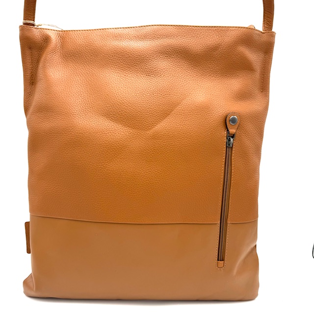 De A&U Philocalist Lovin Shopper Caramel, modelnummer 40859-1, is een elegante schoudertas die perfect past bij elke gelegenheid. Met zijn ruime interieur en stijlvolle afwerking is deze tas zowel praktisch als modieus. Draag hem nonchalant over je schouder voor een chique en eigentijdse look die elke outfit compleet maakt.

Afmetingen:
Hoogte 41.5cm x breed 36cm x diep 5cm
