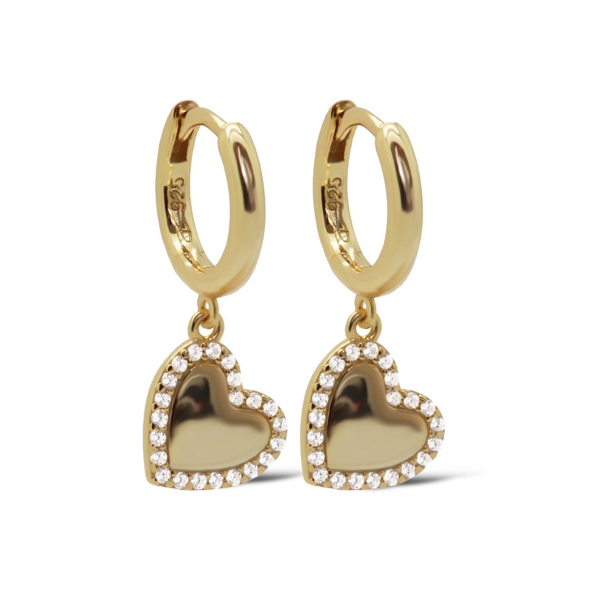 De Karma Hinged Hoops Zirconia LUNA Heart Goldplated, zijn elegante oorbellen  Ze zijn nikkelvrij en goudkleurig, met sprankelende zirconia's en een hartmotief. Draag deze creolen voor een verfijnde look bij zowel formele als casual outfits. Perfect voor elke gelegenheid.