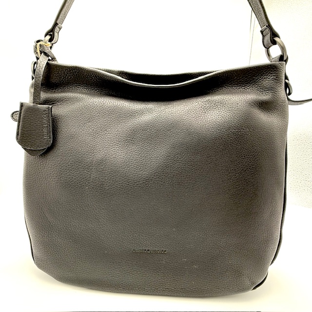 De A&U Philocalist Darling schoudertas Moonless Night, modelnummer 40858-0, is een elegante schoudertas ideaal voor dagelijks gebruik. Met zijn verfijnde ontwerp en praktische indeling is deze tas perfect om over de schouder te dragen voor een moeiteloze en stijlvolle look. Voeg een vleugje verfijning toe aan elke outfit met deze veelzijdige tas.

Afmetingen:
Hoogte 33cm x breed 30cm x diep 10.5