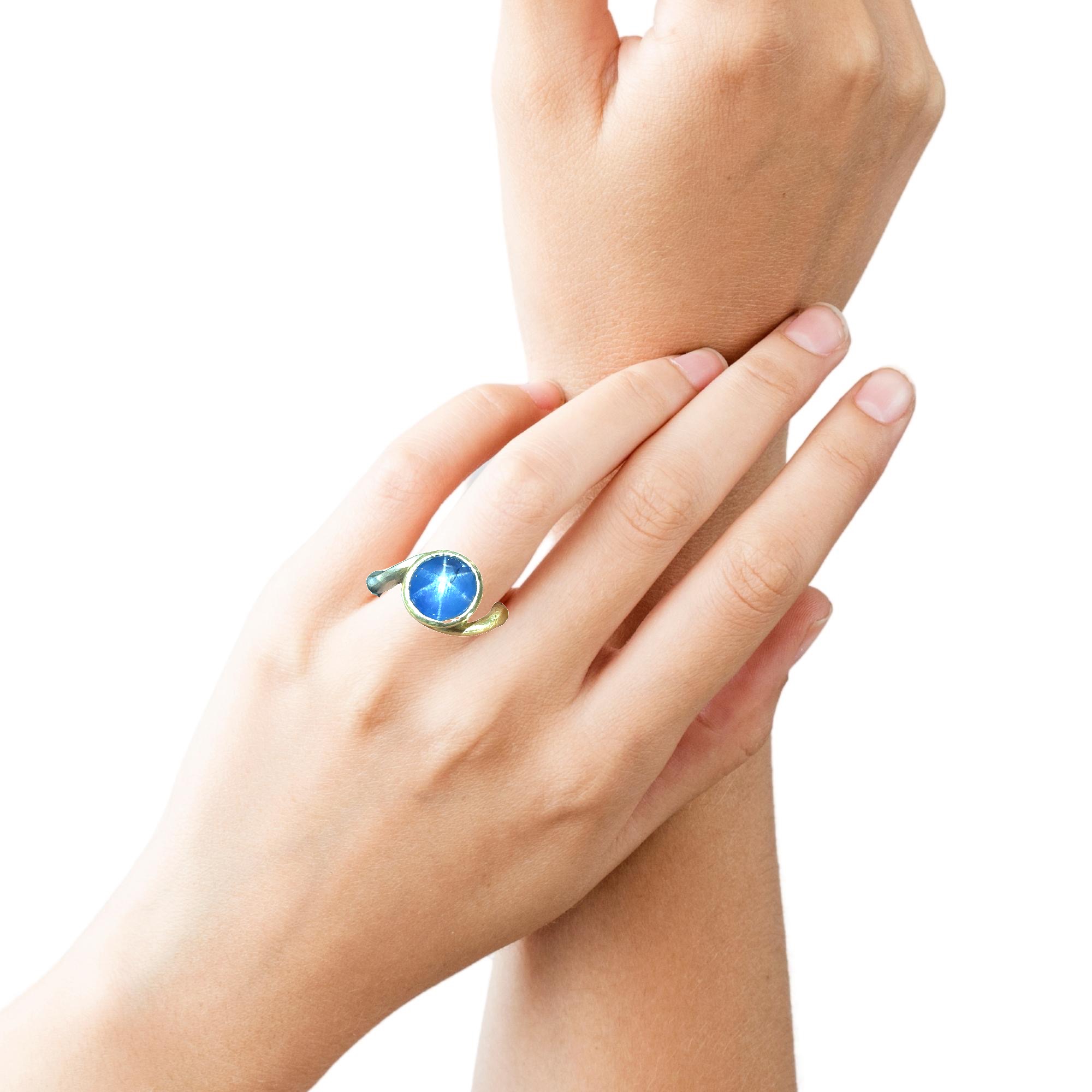 Der Ring Gold 750 Sternsafir ist ein elegantes Schmuckstück, das in die Kategorie JEWEL fällt und als RING klassifiziert ist. Hergestellt aus hochwertigem 750er Gold, bietet er einen Hauch von Luxus. Tragen Sie ihn als stilvolles Accessoire zu formellen oder besonderen Anlässen, um Ihrem Outfit einen glamourösen Akzent zu verleihen.