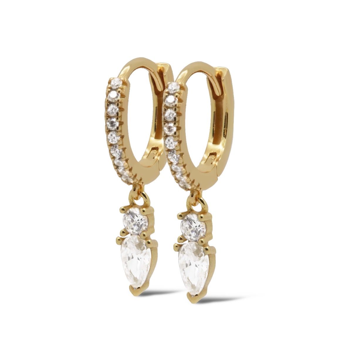 De Hinged Hoops Zirconia LIBA Drop Goldplated, zijn prachtige creolen met goudkleurige zirconia. Ze zijn nikkelvrij en perfect voor gevoelige oren. Deze sieraden voegen een sprankeling toe aan elke outfit. Combineer ze met een elegante avondjurk of een casual chique look voor een verfijnde uitstraling. Een must-have voor elke sieradencollectie!