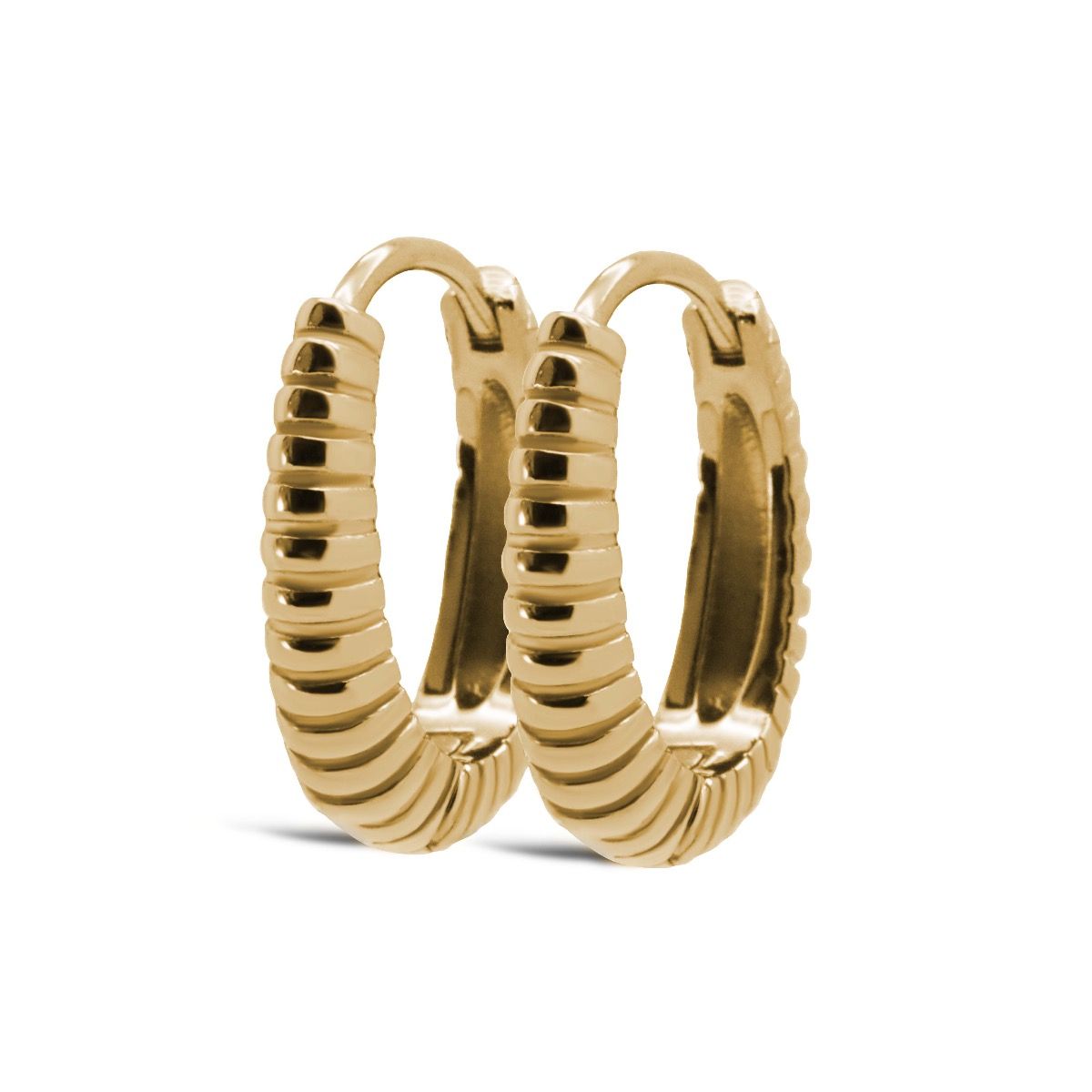 De Karma Hinged Hoops DIENA Twist 15MM Goldplated, zijn stijlvolle creool oorbellen. Ze zijn nikkelvrij en goudkleurig. Deze oorbellen passen perfect bij elke elegante look en accentueren zowel dagelijks als feestelijke outfits. Draag ze voor een verfijnde uitstraling bij opgestoken haar of een chique outfit.