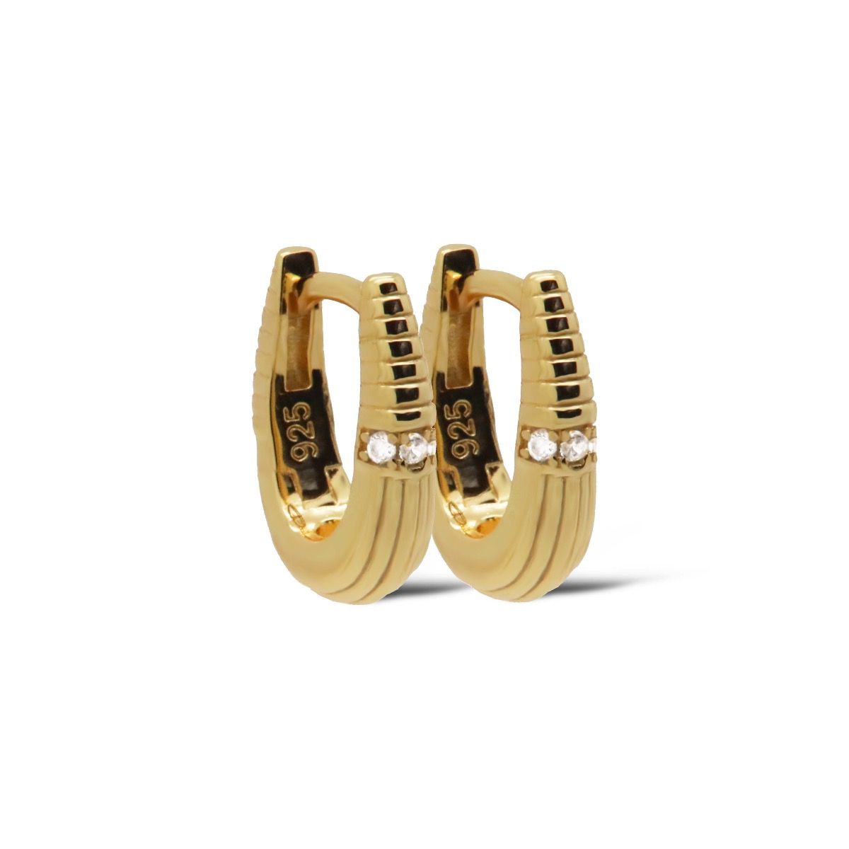 Karma Hinged Hoops AUBRIN 14MM Goldplated, zijn prachtige creolen van goudkleurig materiaal, zonder nikkel. Perfect voor gevoelige oren. Voor een stijlvolle look draag je deze oorringen bij een chique avondjurk of casual outfit. Combineer met andere goudkleurige sieraden voor een harmonieuze uitstraling. 