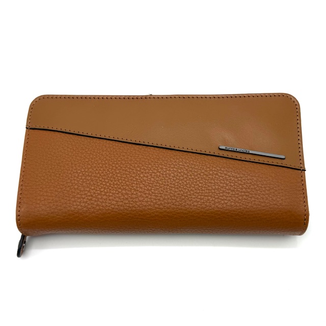 De A&U Philocalist Amber portemonnee Caramel, modelnummer 40864-1, is een stijlvolle accessoire in de categorie ACCESSOIRES en specifiek ontworpen als portemonnee en creditcardhouder. Perfect voor dagelijks gebruik, biedt het eenvoudige toegang tot kaarten en contant geld. Draag het in een handtas of jaszak voor gemakkelijke toegang en een vleugje elegantie.

Afmetingen:
Hoogte 9.5cm x breed 18.5cm x diep 3cm

17 pasjes 
diverse insteek vakken
ritsvak voor munten