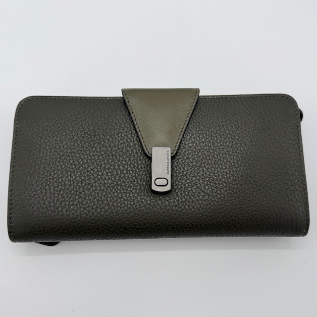De A&U Amber portemonnee Ivy Green, modelnummer 40864-19, is een stijlvolle accessoire voor dagelijks gebruik. Deze portemonnee valt onder de categorie ACCESSOIRES en is specifiek een WALLET/CREDITCARDHOUDER. Ideaal om compact en georganiseerd al je essentiële kaarten en geld mee te nemen. Draag hem in je handtas voor gemakkelijke toegang onderweg.

Afmetingen:
Hoogte 9.5cm x breed 18.5cm x diep 3cm
