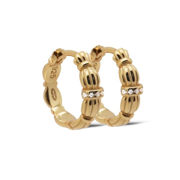 De Karma Hinged Hoops BORQUE 14MM Goldplated, zijn elegante creolen die je look compleet maken. Deze goudvergulde sieraden zijn perfect voor elke gelegenheid. Combineer ze met een casual outfit voor een subtiele touch of met een chic ensemble voor extra glans. 
