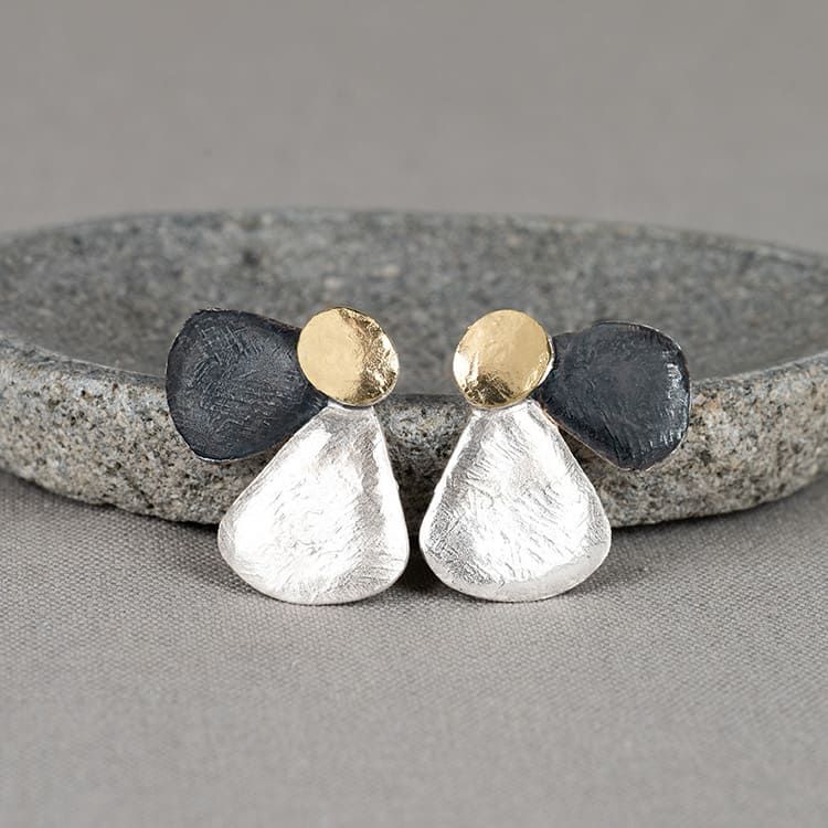 Oorstekers gemaakt van 925 sterling zilver, geoxideerd zilver en verguld. Ideaal om te dragen met een mooi collier, een armband en ring voor een complete look!