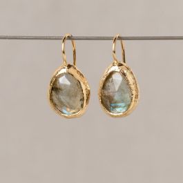 Oorhangers gemaakt van zilver verguld in combinatie met de edelsteen Labradoriet. Ook verkrijgbaar met Maansteen. Combineer met een mooi collier voor een complete look!