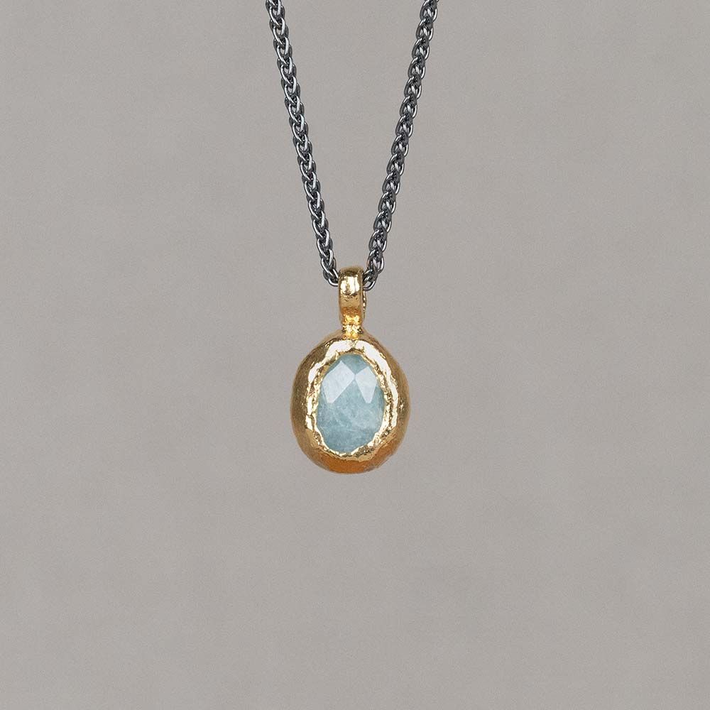 Collier gemaakt van 925 geoxideerd sterling zilver. Aan het collier hangt een gefacetteerde Aquamarijn, omhult met zilver verguld. Aquamarijn is een baken van rust in de storm van het dagelijkse leven. Deze blauwe steen heeft een voedende energie, die je aanmoedigt om jezelf en omstandigheden te accepteren. Draag dit collier met de bijpassende oorhangers voor een complete look!