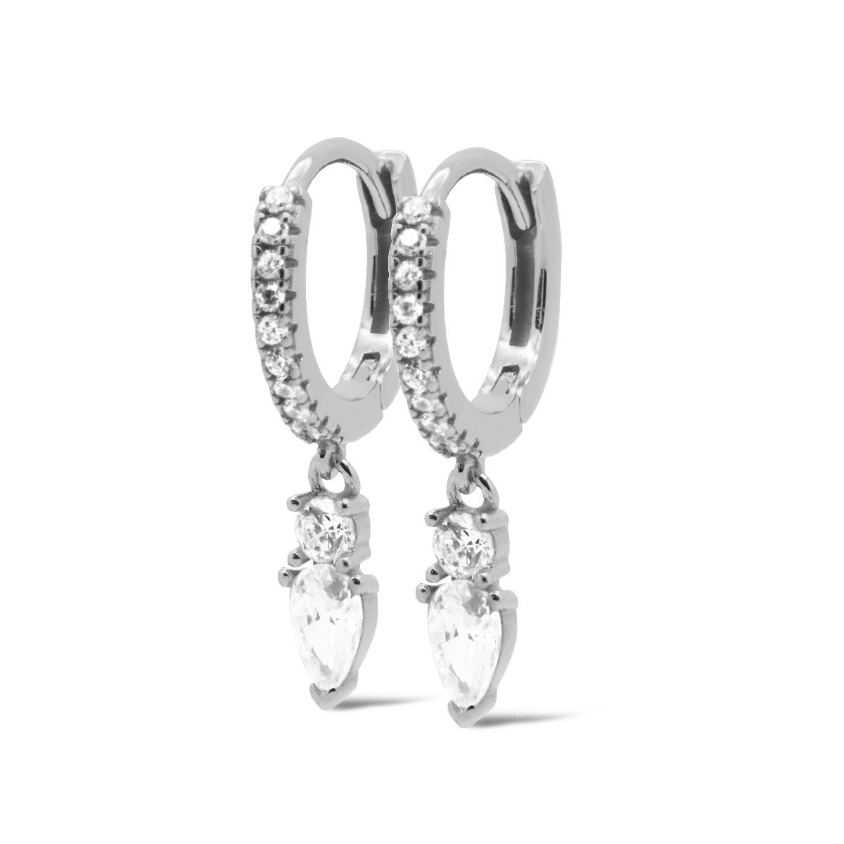 De Hinged Hoops Zirconia LIBA Drop Silver, zijn prachtige creolen met zirkonia-steentjes. Ze zijn zilverkleurig en nikkelvrij, waardoor ze veilig en comfortabel zijn om te dragen. Combineer ze met een elegante avondjurk of een stijlvolle casual outfit voor een verfijnde look. Perfect voor elke gelegenheid en een essentiële toevoeging aan je sieradencollectie.