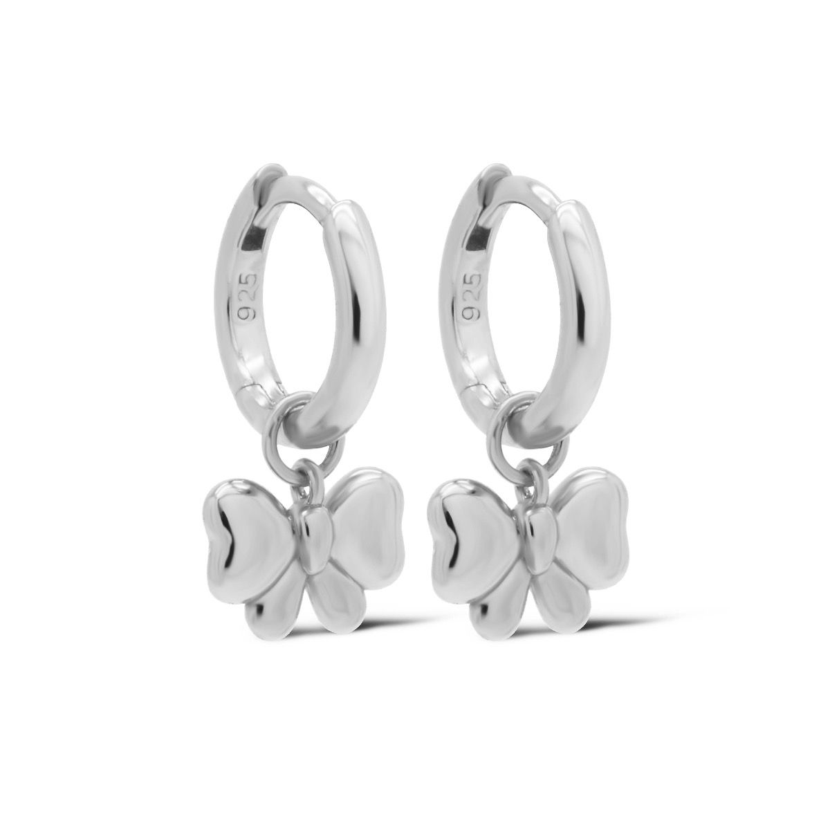 De Karma Hinged Hoops BELLE Bow Silver, zijn verfijnde creolen. Deze zilveren oorringen zijn voorzien van een subtiele strik, perfect voor zowel casual als formele gelegenheden. Draag ze met je haar opgestoken om het elegante ontwerp te accentueren. Een must-have accessoire voor een stijlvolle look.