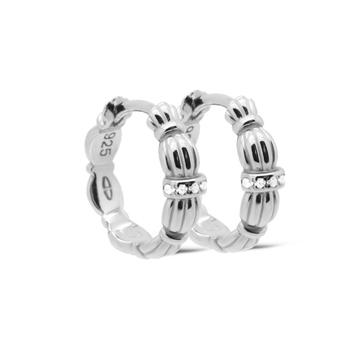 De Karma Hinged Hoops BORQUE 14MM Silver, zijn elegante creolen gemaakt van hoogwaardig zilver. Deze sieraden passen perfect bij elke outfit en gelegenheid. Een must-have voor iedere juwelenliefhebber!