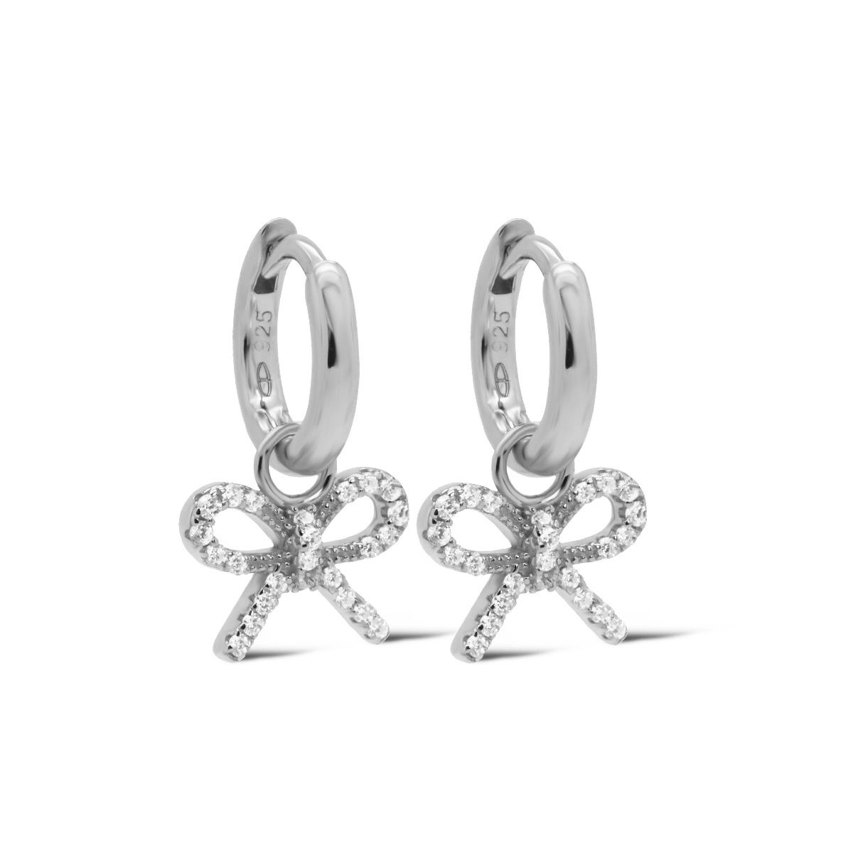 De Karma Hinged Hoops Zirconia BELLE Bow Silver zijn prachtige creolen, gemaakt van zilverkleurig materiaal en nikkelvrij. Perfect voor dagelijkse elegantie. Ideaal voor zowel casual als formele gelegenheden en voegen een subtiele sprankeling toe aan elke outfit.
