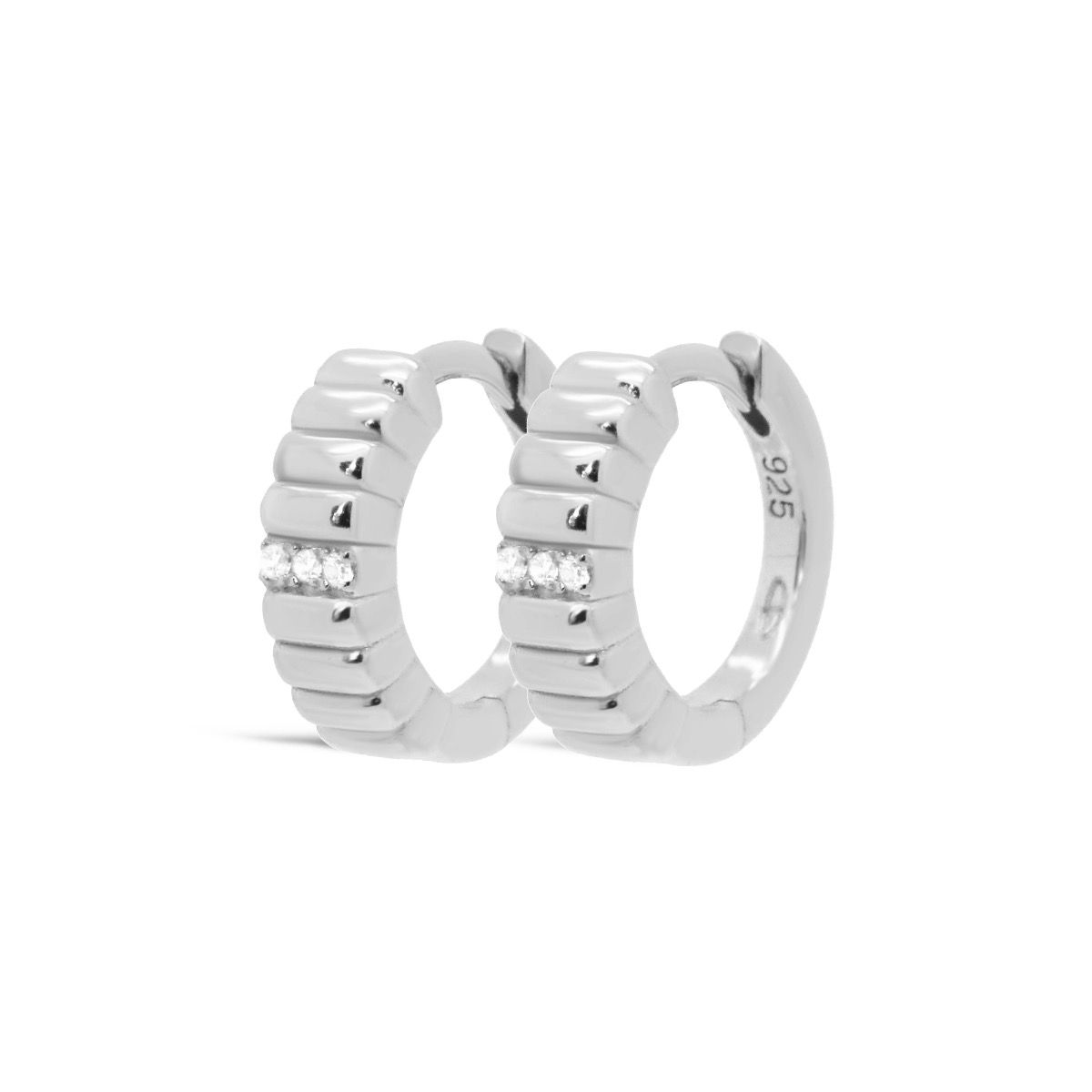 De Karma Hinged Hoops Zirconia CAMLA 13MM Silver, zijn schitterende creolen. Ze zijn vervaardigd met sprankelende zirkonia's voor een stijlvolle uitstraling. Deze oorbellen zijn ideaal voor dagelijkse elegantie of speciale gelegenheden. Combineer ze met andere zilveren sieraden voor een gecoördineerde look. Perfect om je outfit moeiteloos te verfraaien.