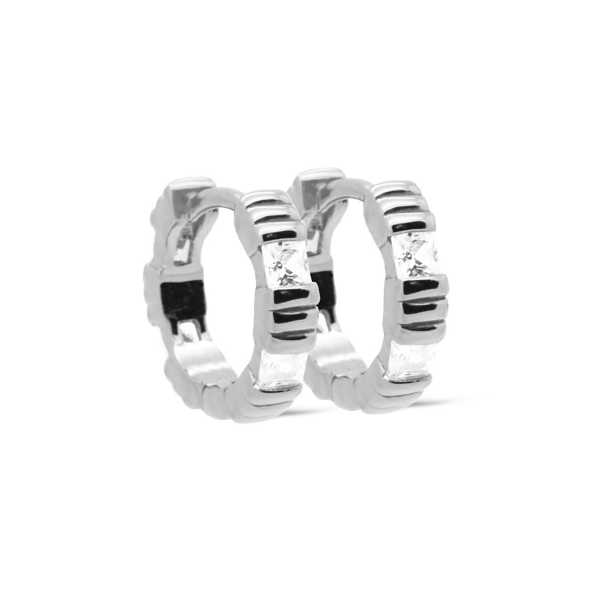 De Karma Hinged Hoops MISUE 14MM Silver, zijn prachtige creool oorbellen. Deze zilveren oorbellen zijn veelzijdig en stijlvol. Perfect voor dagelijks gebruik of speciale gelegenheden. Combineer ze met andere zilveren sieraden voor een chique look. Dankzij het scharnierontwerp zijn ze eenvoudig te dragen en veilig te bevestigen.