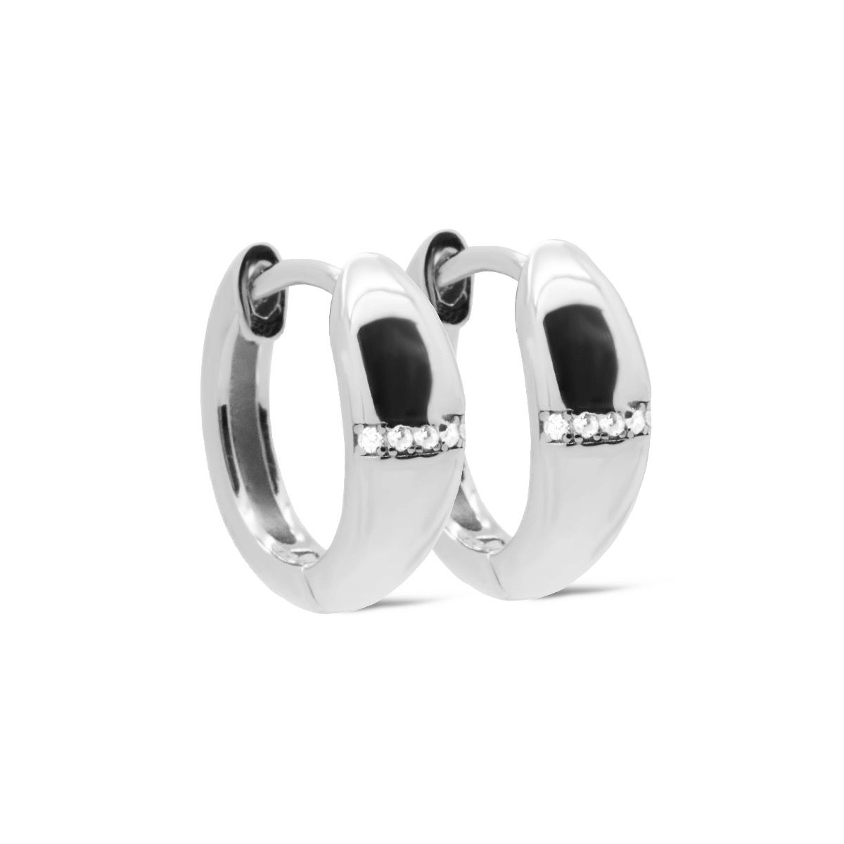 De Karma Hinged Hoops Zirconia HORIZON 15MM in Zilver zijn nikkelvrije creolen die prachtig schitteren met zirkonia's. Met hun zilverkleurige afwerking zijn ze een verfijnde aanvulling op elke look. Combineer ze met casual of formele outfits voor een elegante uitstraling. Perfect voor dagelijks gebruik of speciale gelegenheden.