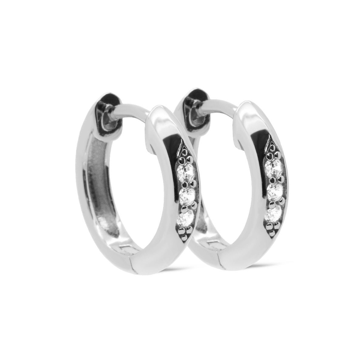 De Karma Hinged Hoops Zirconia TANZIE 14MM Silver, zijn prachtige zilverkleurige creolen. Nikkelvrij en comfortabel, perfect voor gevoelige oren. Hun sierlijke look maakt ze ideaal voor zowel dagelijkse als feestelijke gelegenheden. Draag ze met je favoriete zilveren sieraden voor een elegante en stijlvolle uitstraling. Perfect als cadeau of als aanvulling op je eigen collectie.