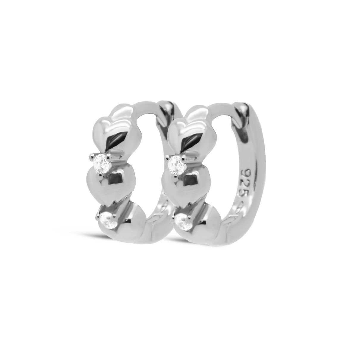 De Karma Hinged Hoops Zirconia CONNECTED Hearts 13MM Zilver, zijn elegante creolen. Ze bevatten sprankelende zirconia steentjes en verfijnde verbonden hartenmotieven. Ideaal voor dagelijkse draagbaarheid of speciale gelegenheden. Perfect voor zowel casual als formele outfits.