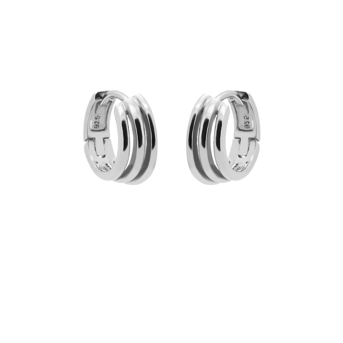 Karma Plain Hinged Hoops Triple Row Silver, zijn prachtige creolen die zich kenmerken door hun stijlvolle drielaagse ontwerp. Deze zilveren oorbellen zijn veelzijdig en chic, perfect voor zowel dagelijks gebruik als speciale gelegenheden. Combineer ze met casual of formele outfits voor een verfijnde uitstraling. Een must-have accessoire voor elke sieradencollectie.