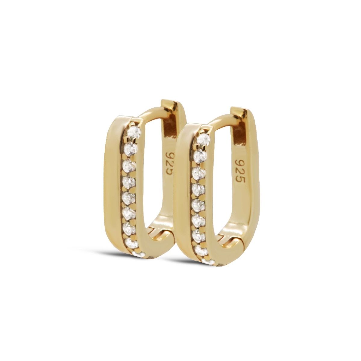 De Karma Hinged Hoops MARLY Square 12MM Goldplated, zijn prachtige creolen gemaakt van verguld metaal. Geschikt voor dagelijks gebruik en speciale gelegenheden, deze oorringen voegen verfijning toe aan elke outfit. Draag ze los voor een casual look of combineer met andere sieraden voor een elegante uitstraling. Perfect voor wie houdt van stijl en eenvoud.
