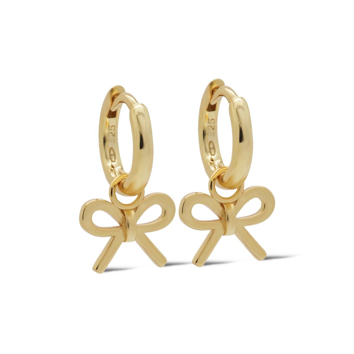 Karma Hinged Hoops SHELLY Bow Goldplated, zijn prachtige creolen die nikkelvrij en goudkleurig zijn. Deze sieraden zijn perfect voor elke gelegenheid en voegen een elegante touch toe aan je look. Draag ze met opgestoken haar of een chique avondoutfit om de speelse boogdetails te accentueren. Een must-have accessoire!