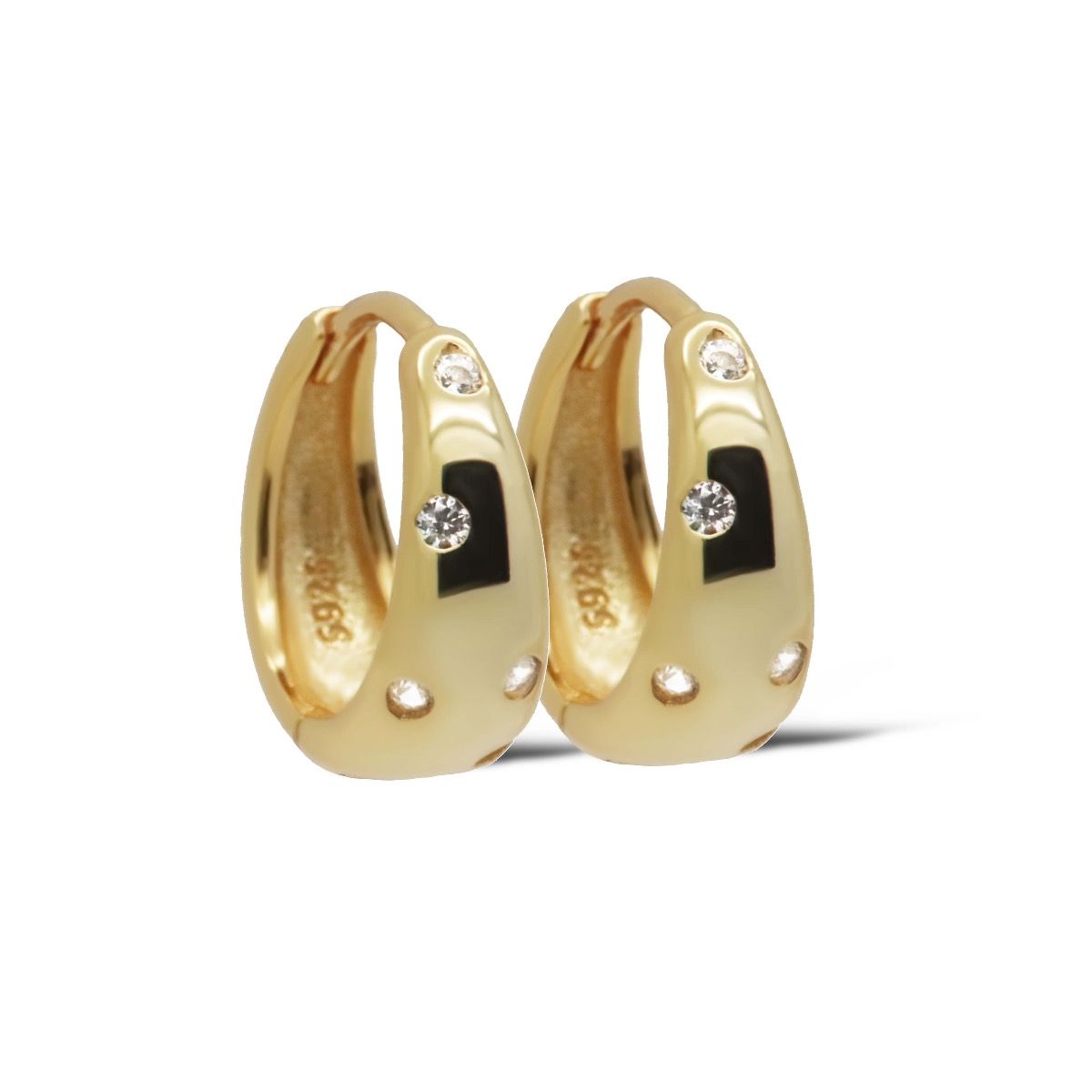 De Karma Hinged Hoops STELLA TEA 13MM Goldplated, zijn prachtige creolen van verguld metaal. Perfect voor dagelijkse elegantie. Draag ze alleen of combineer met andere sieraden voor een gelaagde look. Deze juweelcategorie, geclassificeerd als creolen, voegt verfijning toe aan elke outfit. Ideaal voor zowel casual als formele gelegenheden.