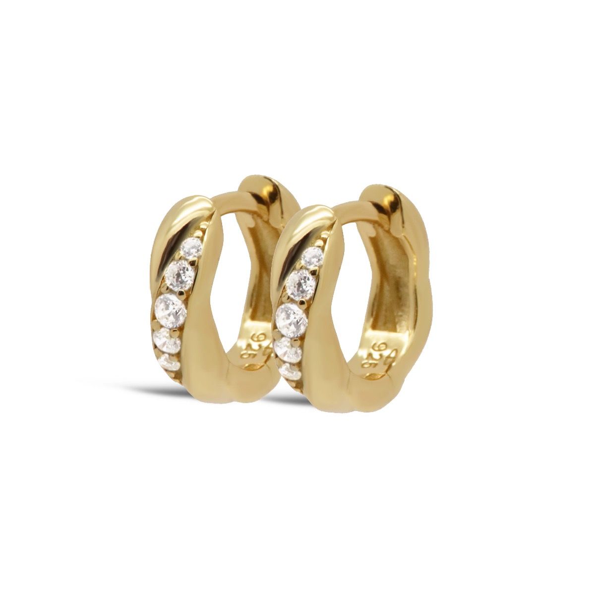 De Karma Hinged Hoops MILIA Swirl 12MM Goldplated, zijn prachtige creolen. De sierlijke swirl-ontwerp en de goudvergulde afwerking geven een elegante uitstraling. Deze sieraden passen perfect bij zowel casual als chique outfits. 