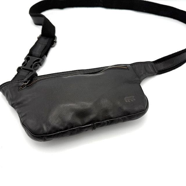 De BearDesign Emmi heuptas in zwart, modelnummer CL 36063 BLACK, is een stijlvolle en praktische keuze binnen de categorie "BAGS" en type "HIPBAGS". Deze heuptas biedt voldoende ruimte voor je essentials en kan comfortabel rond de taille worden gedragen voor een handsfree ervaring. Perfect voor dagelijks gebruik of speciale gelegenheden.