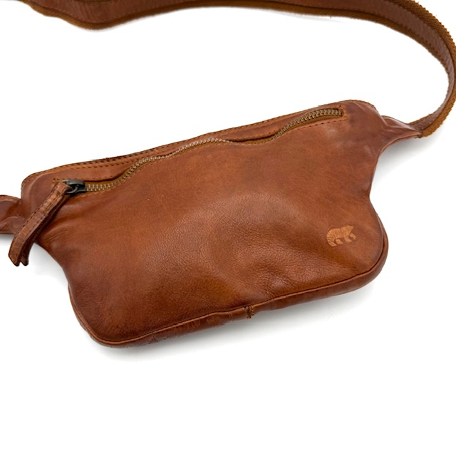 De BearDesign Emmi heuptas Cognac, modelnummer CL 36063 COGNAC, is een stijlvolle crossbody tas uit de categorie tassen. Ideaal om handsfree te dragen, combineer deze tas met zowel casual als chique outfits voor een trendy look. Dankzij het praktische ontwerp draag je je dagelijkse benodigdheden moeiteloos en veilig bij je.